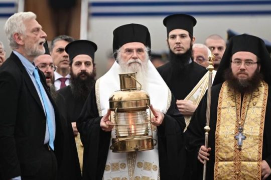 Έφτασε το Άγιο Φως στο αεροδρόμιο Ελευθέριος Βενιζέλος